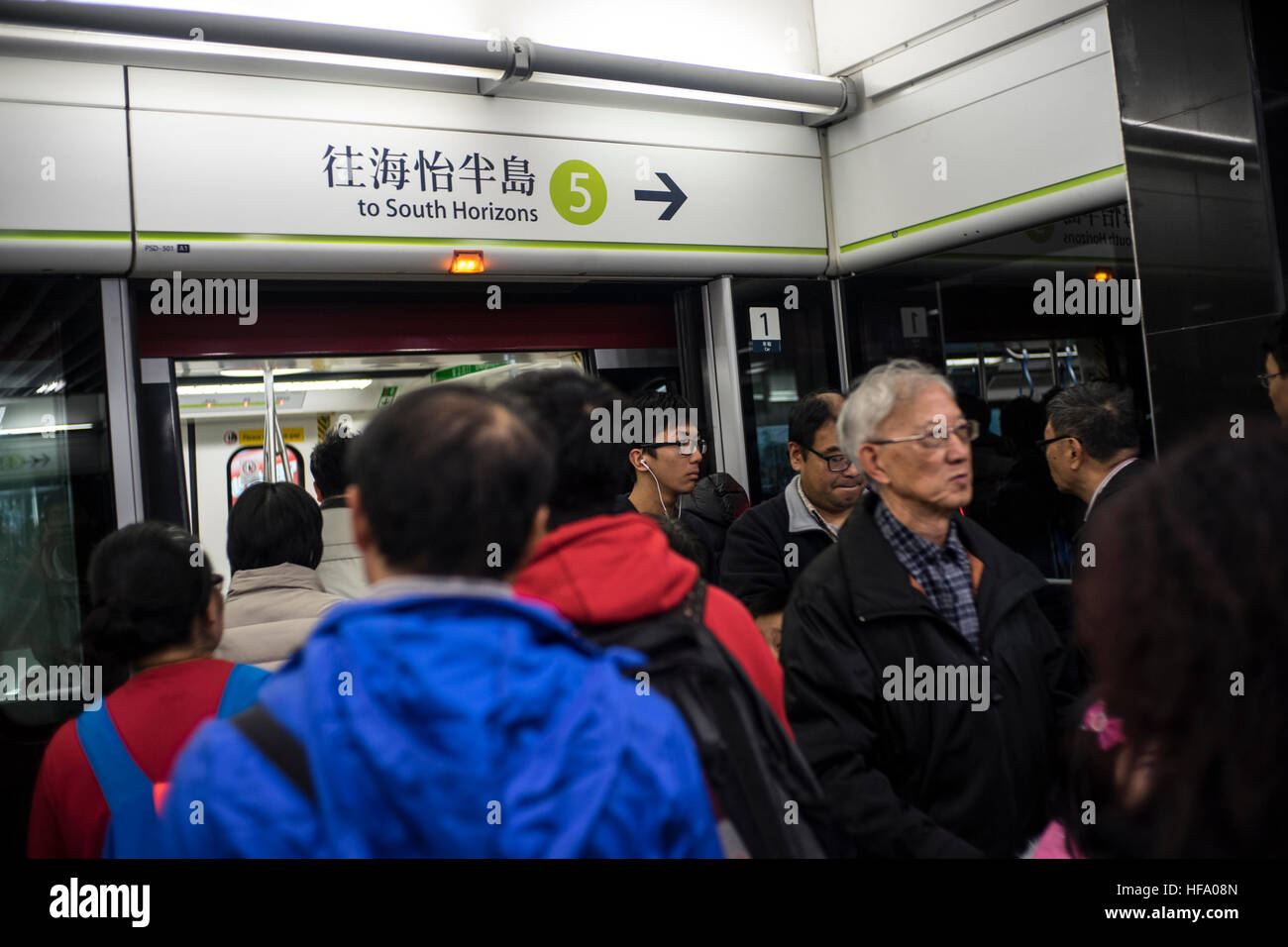 Hong Kong. 28 dicembre, 2016. I passeggeri di scattare foto e viaggi in le nuove stazioni di Isola del Sud Linea. Isola del Sud linea azionato per soddisfare la domanda della crescita della popolazione dal Sud dell'Isola di Hong Kong. Ocean Park, Wong Chuk Hang, Lei Tung e gli orizzonti del sud sono le quattro nuove stazioni di Isola del Sud della linea ferroviaria che forniscono servizi tra Admiralty e Sud orizzonti. © Chan Hei Long/Pacific Press/Alamy Live News Foto Stock