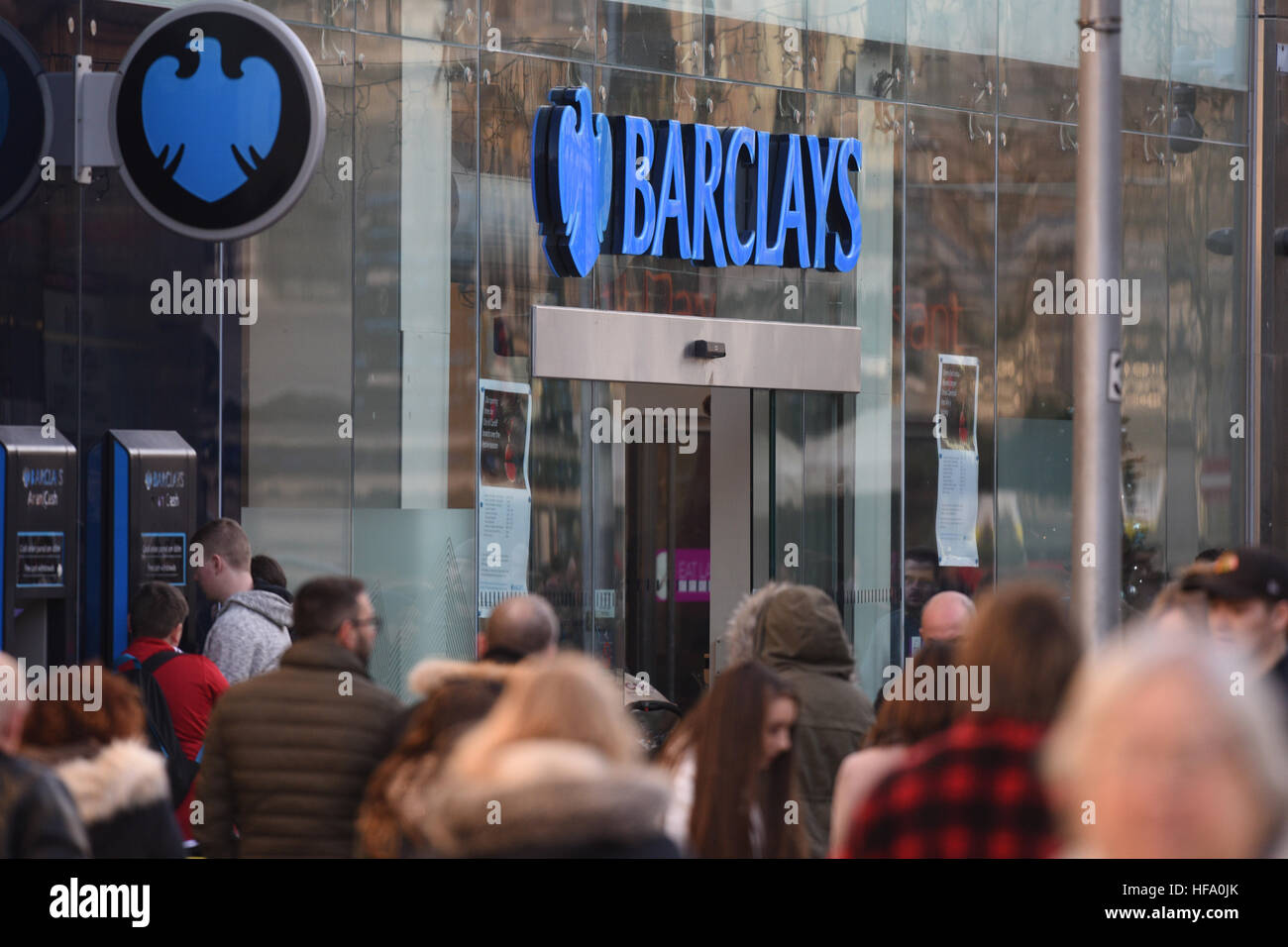Barclays Bank logo segno il ramo a Cardiff, nel Galles del Sud, Regno Unito. Foto Stock