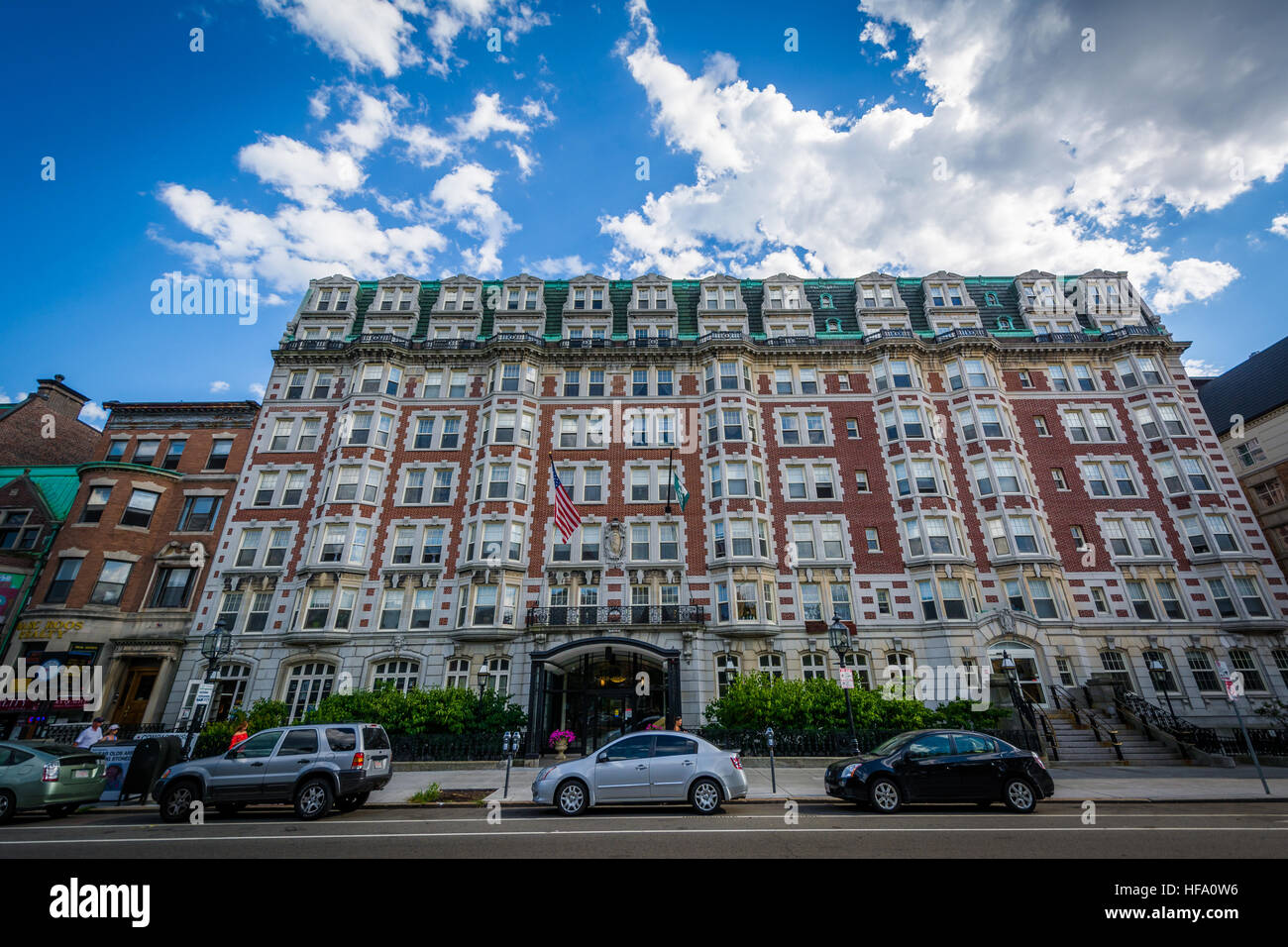 Edifici lungo Commonwealth Avenue, vicino a Kenmore Square di Boston, Massachusetts. Foto Stock