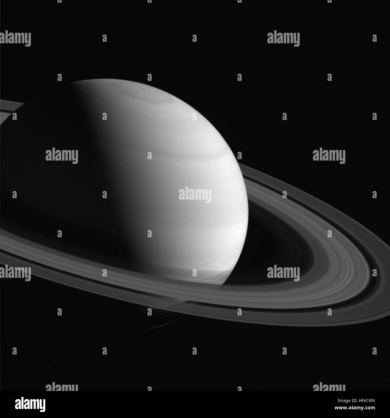 La navicella spaziale Cassini cattura l'ombra della luna di Saturno che si getta sulla sua atmosfera, rivelando le interazioni del vento elettrico e fornendo dati preziosi sul sistema del pianeta. Questi dati aiutano a comprendere meglio le atmosfere eoliche e planetarie. Foto Stock