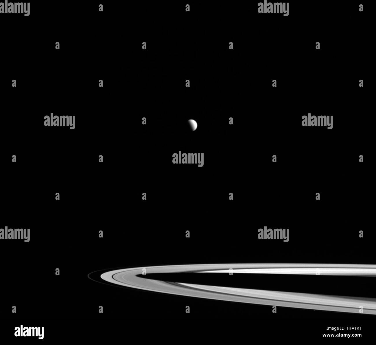 La missione Cassini della NASA su Saturno cattura il momento in cui gli anelli del pianeta appaiono interrotti, offrendo dati preziosi sugli anelli di Saturno e sulla luna Titano. Foto Stock