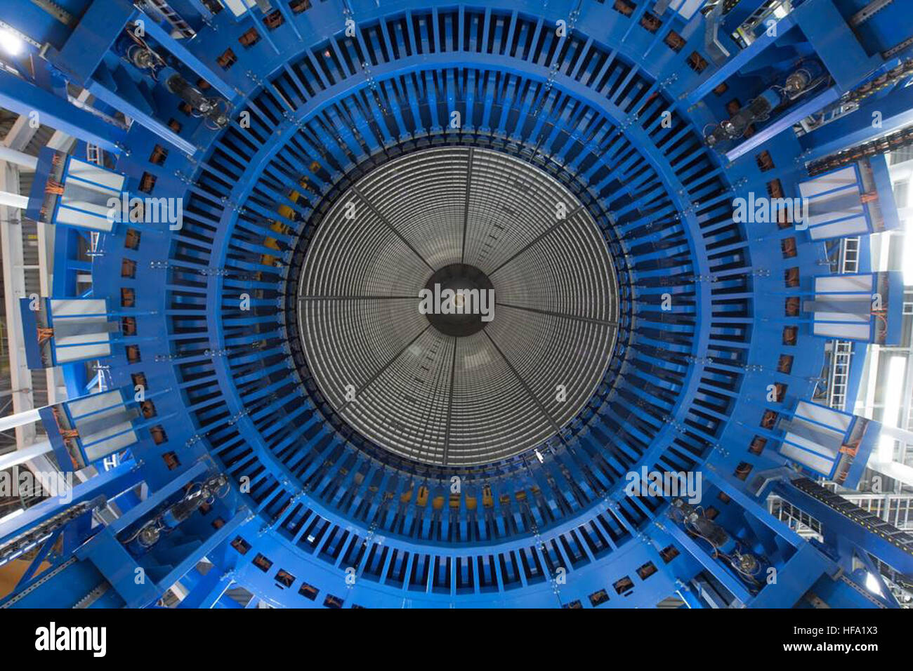 Lo Space Launch System (SLS) della NASA, il razzo più grande del mondo, si avvicina al completamento del suo serbatoio di idrogeno liquido. Questo importante traguardo segna un progresso verso future missioni, incluso un viaggio su Marte. Foto Stock