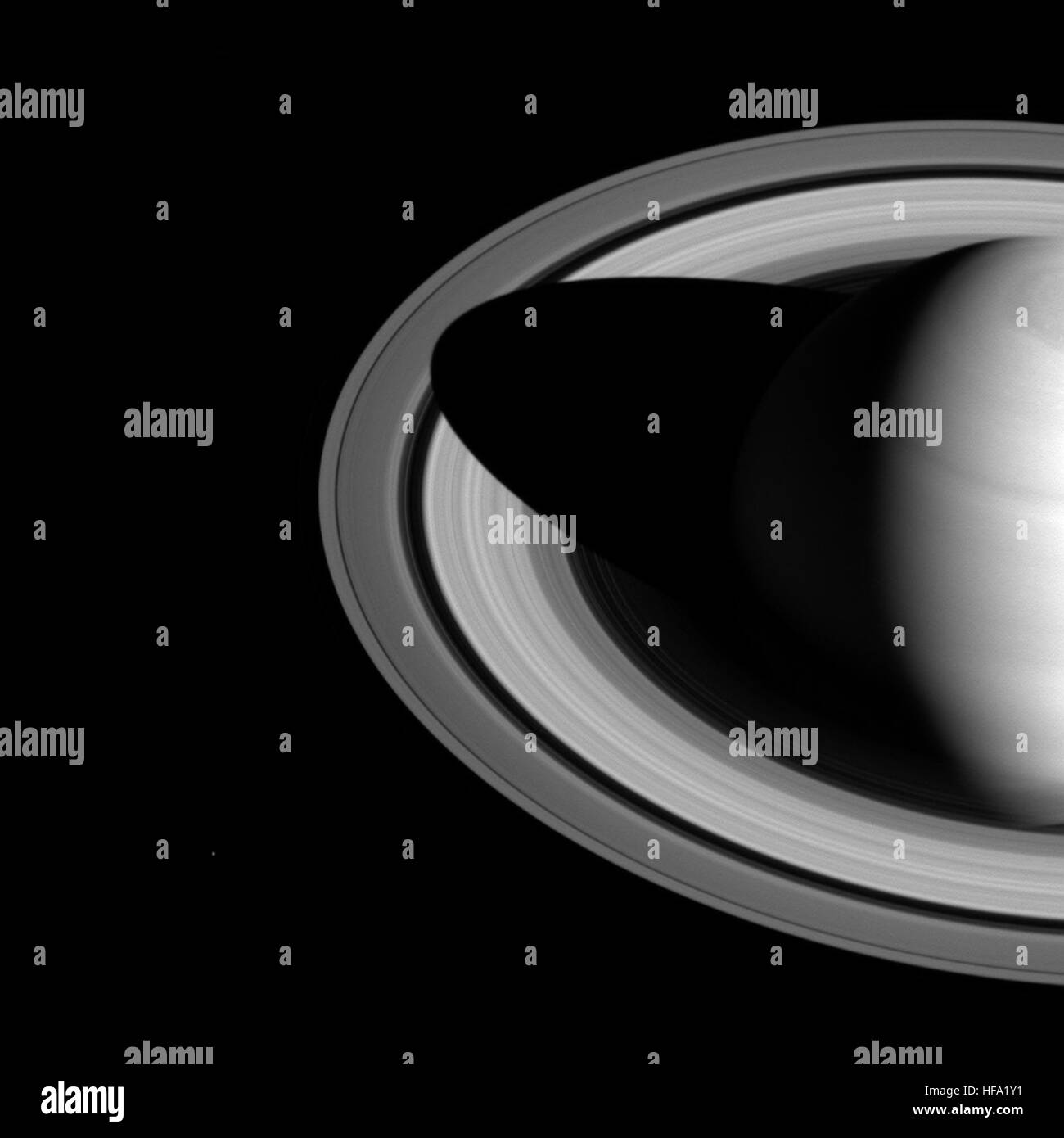 La sonda Cassini della NASA ha fornito una visione dettagliata di Saturno e delle sue lune, catturando dati significativi sulla struttura del pianeta e sul suo posto nel sistema solare. Foto Stock
