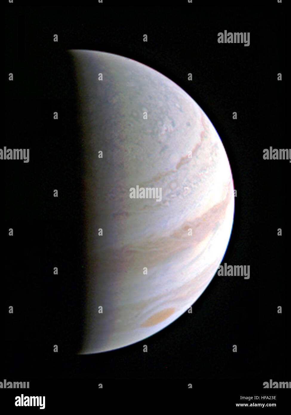 La navicella spaziale Juno della NASA completa con successo il sorvolo di Giove, raccogliendo dati preziosi sull'atmosfera del pianeta, sul campo magnetico e molto altro ancora. Questo flyby fa parte della missione in corso di Giunone per conoscere le origini di Giove e il suo ruolo nel nostro sistema solare. Foto Stock