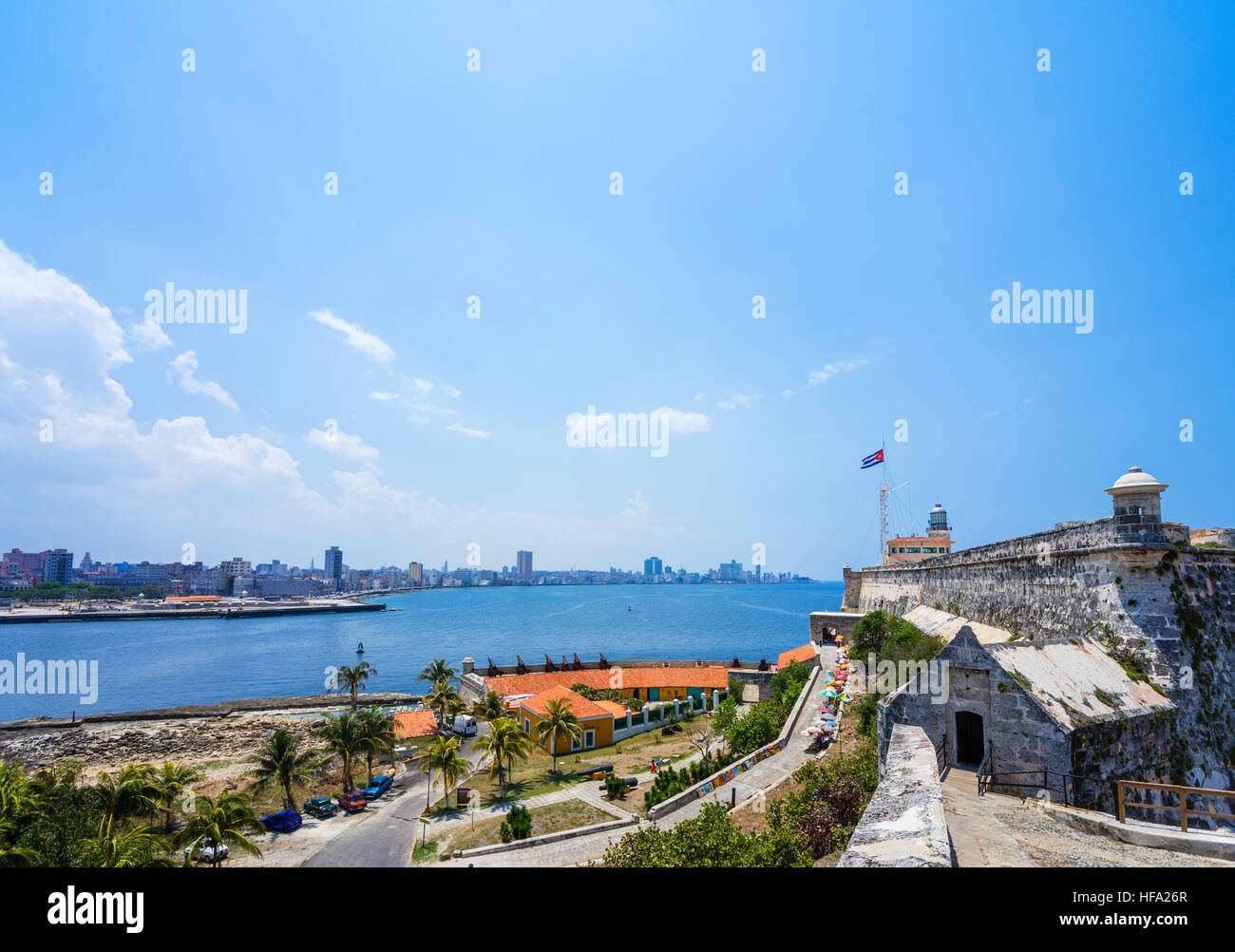 Il Malecon, Havana. Vista della città e Malecon dal Castillo de los Tres Reyes Magos del Morro, Habana del Este, Havana Foto Stock