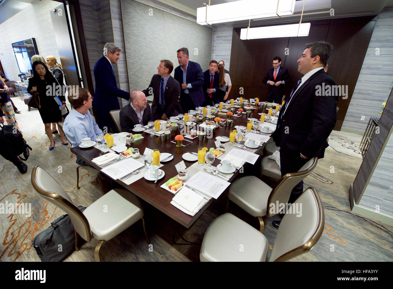 Stati Uniti Il segretario di Stato John Kerry saluta i membri di Silicon Valley di energia pulita comunità prima di una tavola rotonda su ottobre 10, 2016 al Four Seasons Silicon Valley hotel in East Palo Alto, California. Foto Stock