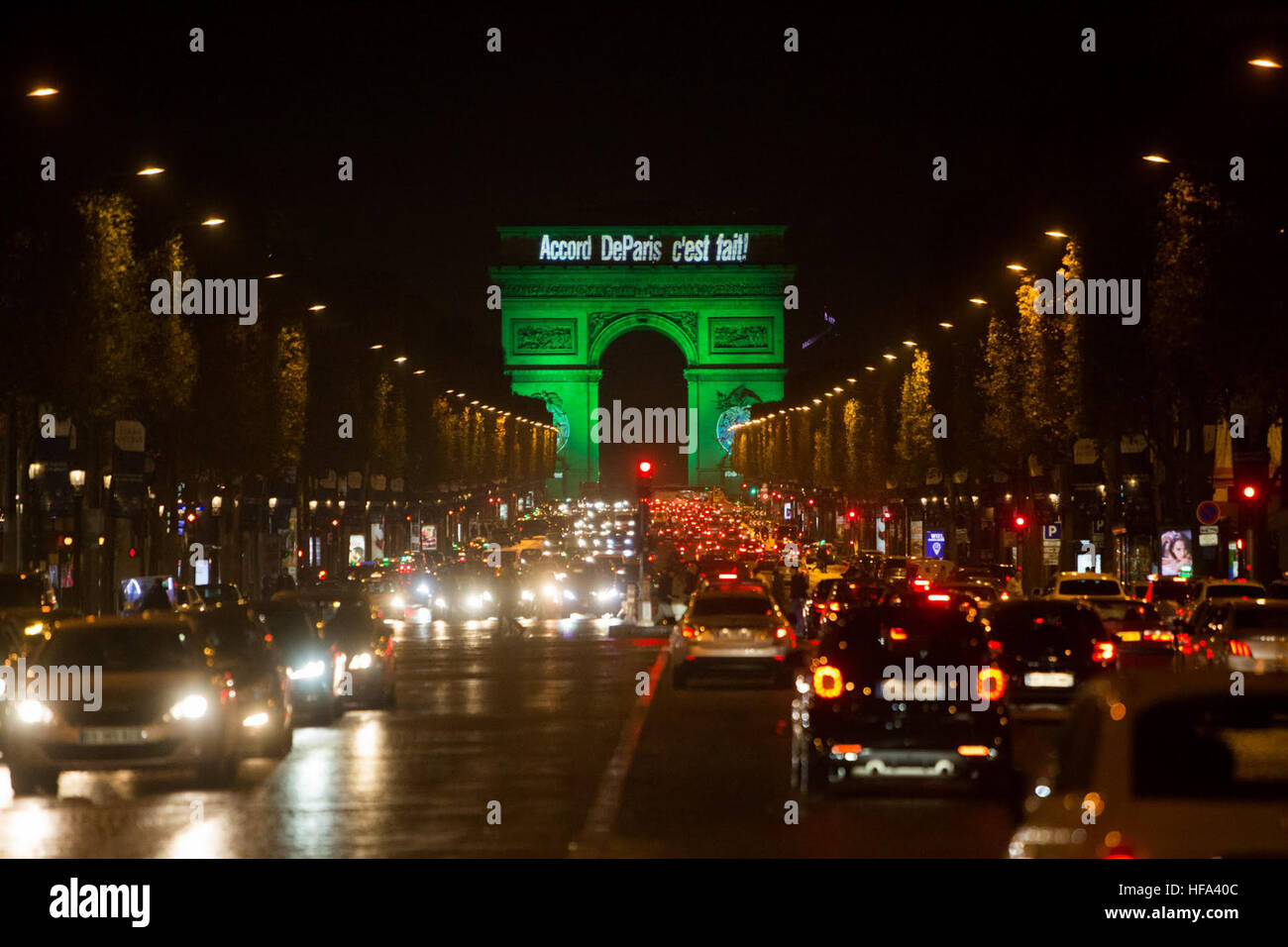 L'Arc de Triomphe a Parigi, Francia, è illuminato in verde per celebrare l'entrata in vigore dell'accordo di Parigi, il più ambizioso accordo sui cambiamenti climatici nella storia, il 4 novembre 2016. [Foto da Jean-Baptiste Gurliat/ Mairie de Paris] Foto Stock
