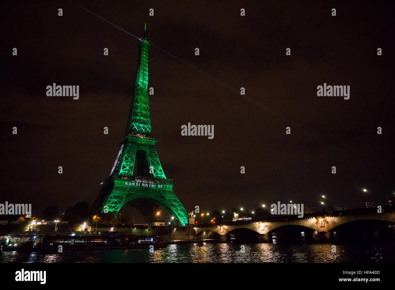 La Torre Eiffel a Parigi, Francia, è illuminato in verde per celebrare l'entrata in vigore dell'accordo di Parigi, il più ambizioso accordo sui cambiamenti climatici nella storia, il 4 novembre 2016. [Foto da Jean-Baptiste Gurliat/ Mairie de Paris] Foto Stock