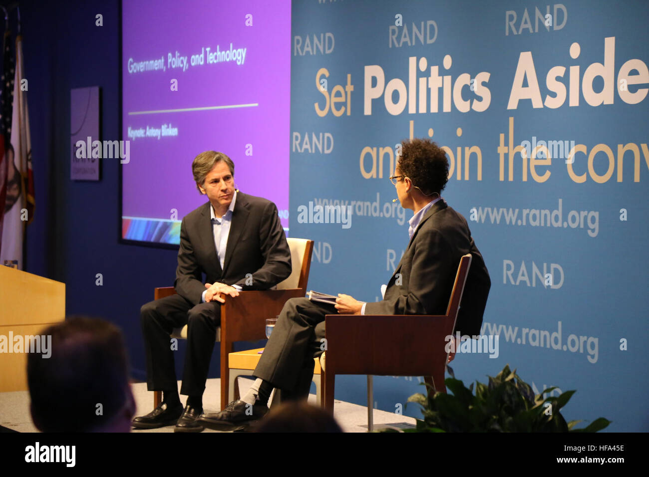 Il vice Segretario di Stato Antonio "Tony" Blinken partecipa a una conversazione con best-seller e New Yorker staff writer Malcolm Gladwell in corrispondenza della Rand Corporation di "politica da parte" conferenza a Santa Monica, in California, il 12 novembre 2016. Foto Stock Il vice Segretario di Stato Antonio "Tony" Blinken partecipa a una conversazione con best-seller e New Yorker staff writer Malcolm Gladwell in corrispondenza della Rand Corporation di "politica da parte" conferenza a Santa Monica, in California, il 12 novembre 2016. Foto Stock