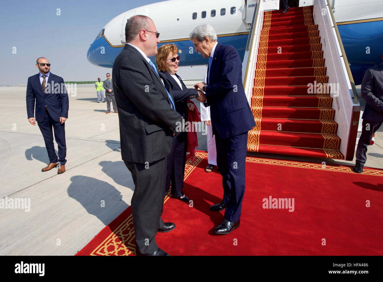 Stati Uniti Il segretario di Stato John Kerry scuote le mani con U.S. Ambasciatore presso la United Arab Emirates Barbara Leaf il 15 novembre 2016, dopo l'arrivo all'Aeroporto Internazionale di Abu Dhabi Abu Dhabi, Emirati Arabi Uniti, per un incontro bilaterale con il Principe ereditario Sheikh Mohammed bin Zayed Al Nahyan e il ministro degli Esteri Sheikh Abdullah bin Zayed bin Sultan Al Nahyan. Foto Stock