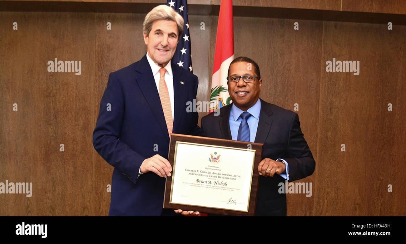 Stati Uniti Il segretario di Stato John Kerry in posa per una foto con gli Stati Uniti Ambasciatore in Perù Brian Nichols a Lima in Perù, il 18 novembre 2016. Il Segretario ha presentato l Ambasciatore del Charles E. Cobb, Jr. Award per la sua iniziativa di promuovere il commercio e la prosperità in Perù. Foto Stock