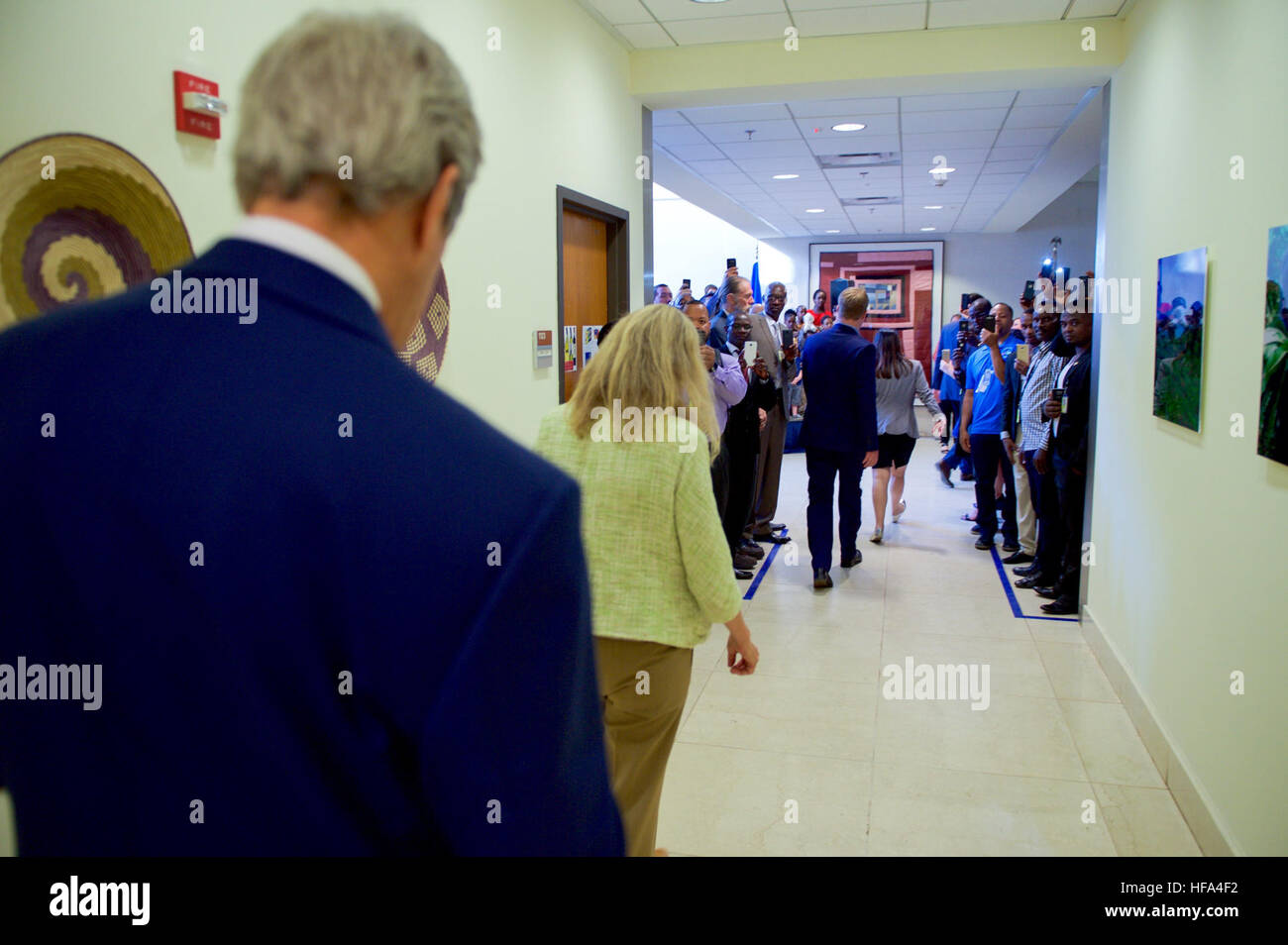 Il personale di scattare foto degli STATI UNITI Il segretario di Stato John Kerry e U.S. Ambasciatore in Ruanda Erica Barks-Ruggles come essi arrivano a U.S. Ambasciata di Kigali in modo tale che il Segretario può salutare il suo personale e i loro familiari durante una visita alla capitale del Ruanda il 14 ottobre 2016, per partecipare ad una conferenza incentrata sulla modifica del Montreal di protezione dello strato di ozono il protocollo n. Foto Stock