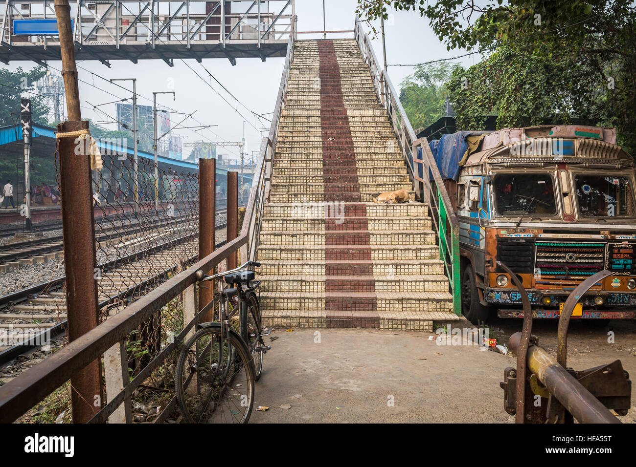 Abbandonato il carrello sta accanto a un manuale oltre il ponte in  corrispondenza di una stazione ferroviaria a sud di Kolkata Foto stock -  Alamy