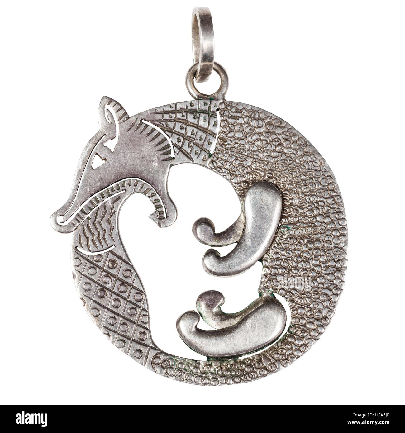 Fatto a mano stilizzata gioielli in argento ciondolo - fox morde la coda scita style isolati su sfondo bianco Foto Stock