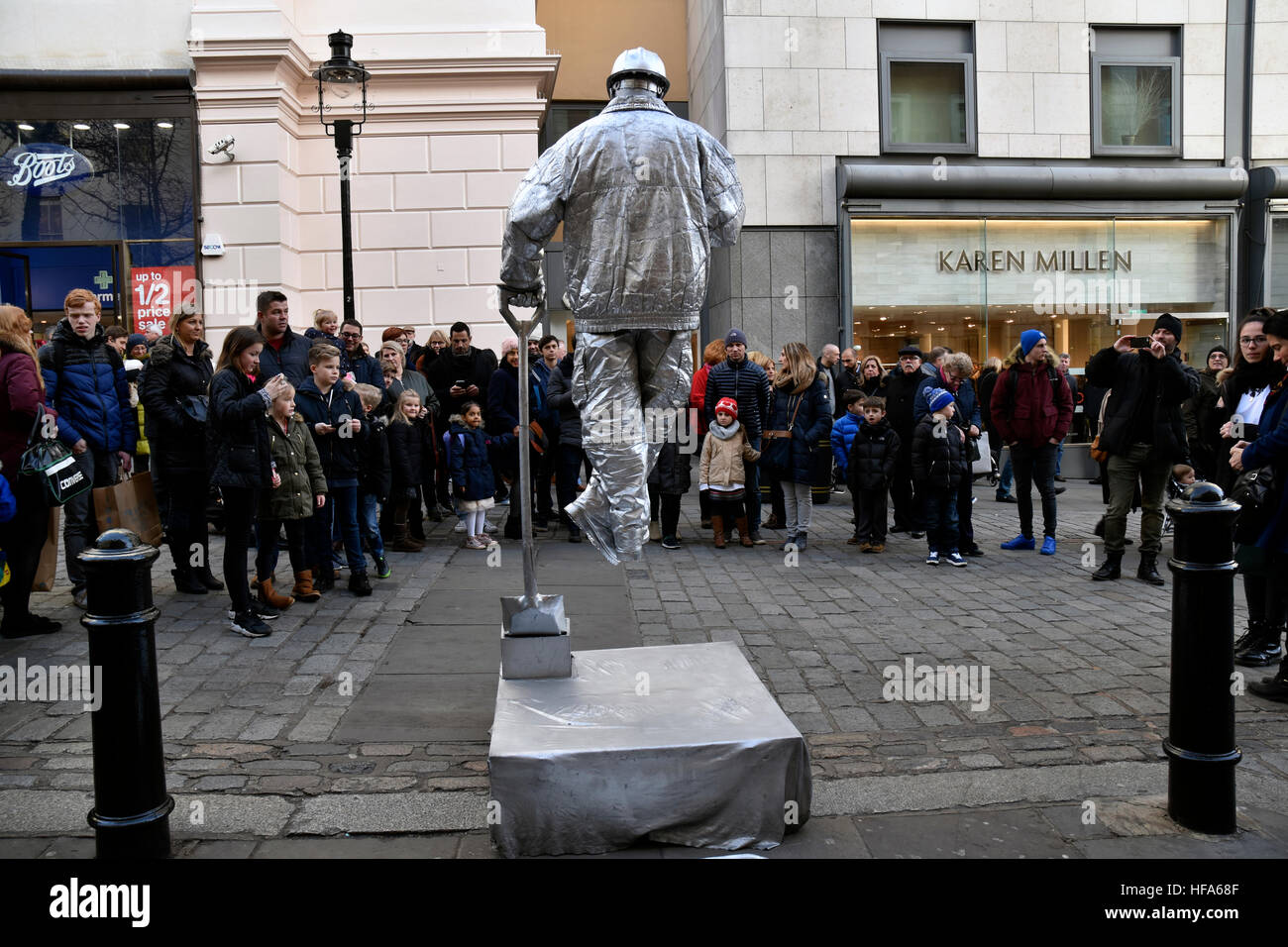 Un artista di strada si esibisce per il pubblico Foto Stock