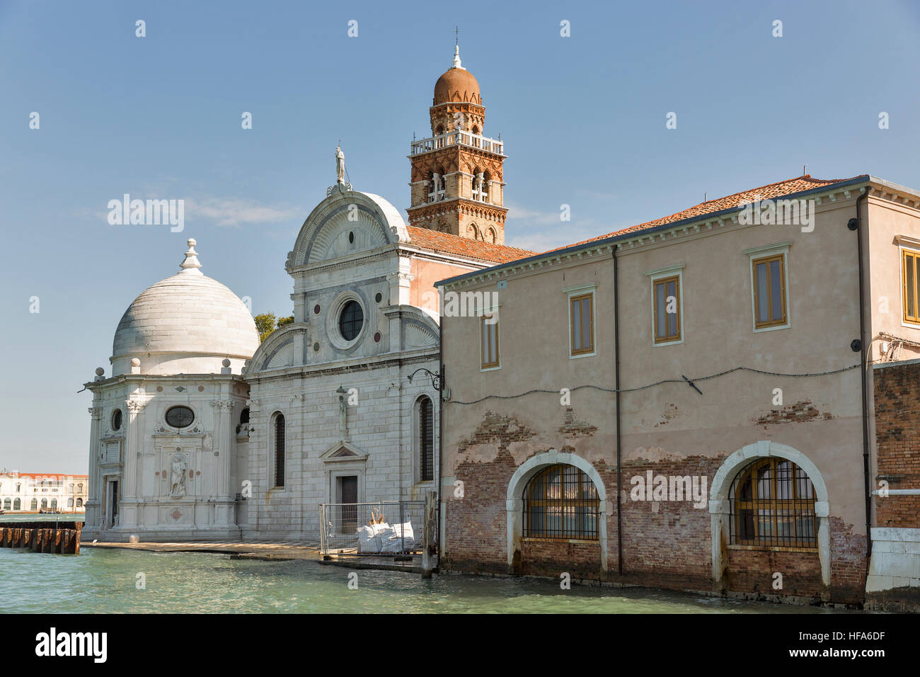 San Michele chiesa del cimitero di Venezia, Italia. Vista dalla laguna. Foto Stock