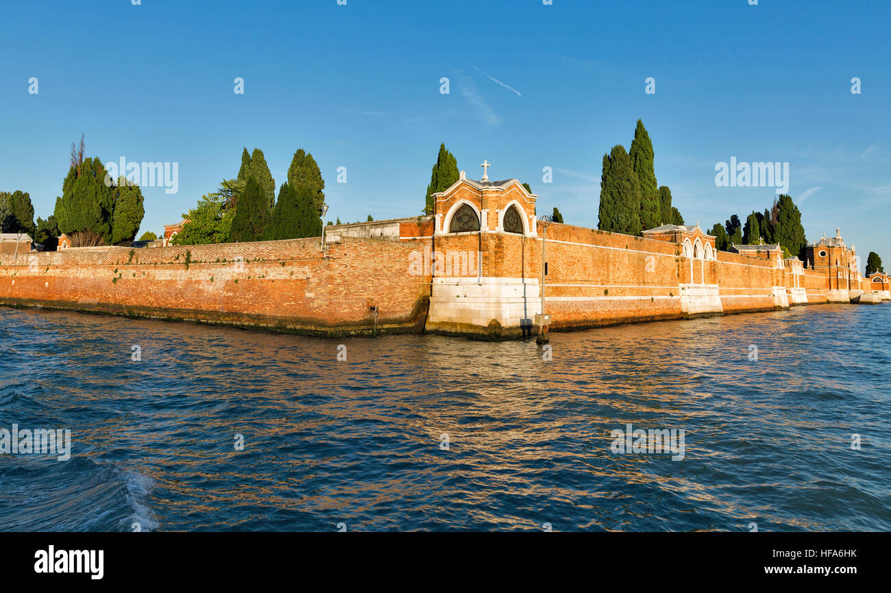 La laguna di Venezia con San Michele cimitero al tramonto, Italia. Foto Stock