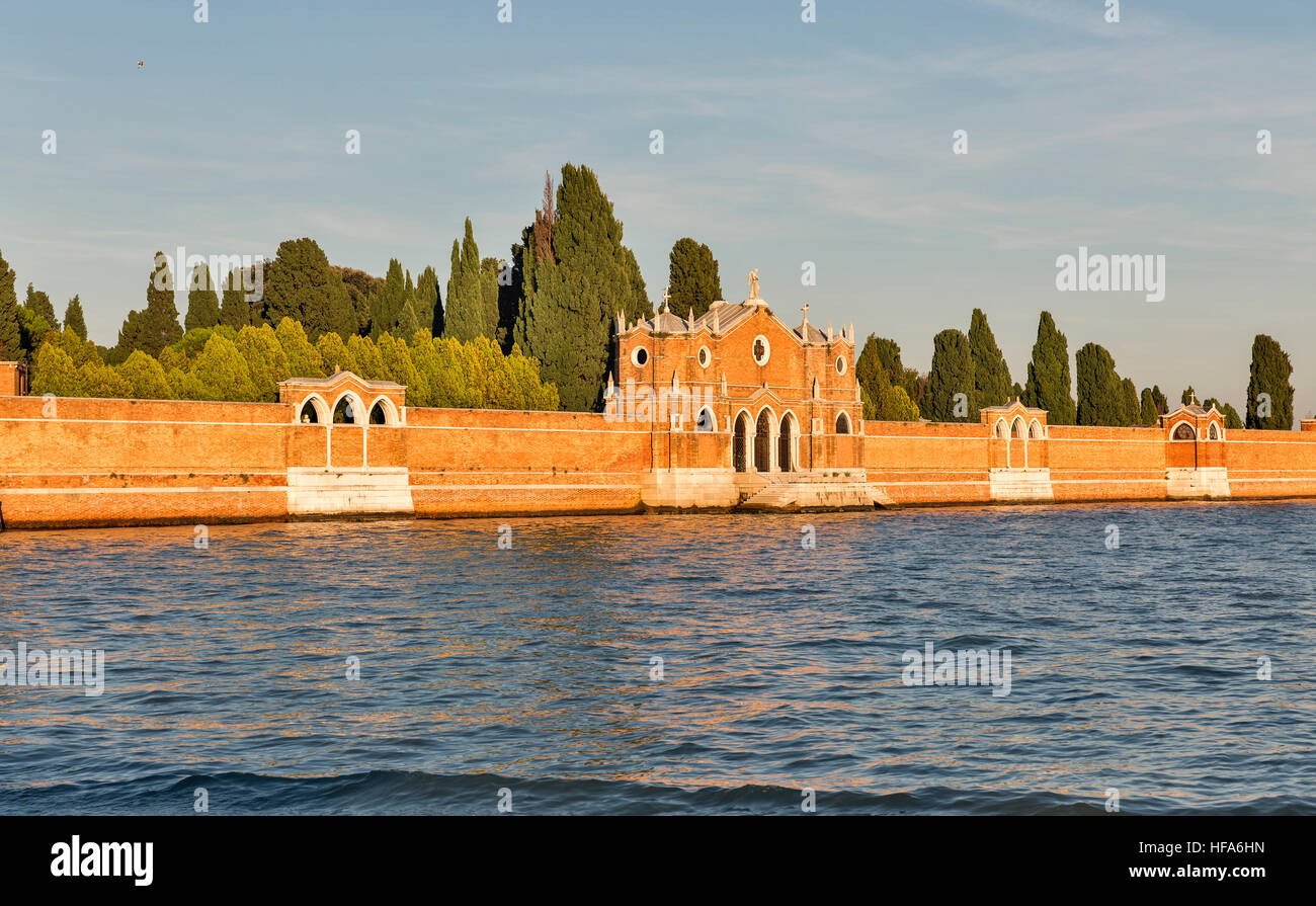 La laguna di Venezia con San Michele cimitero al tramonto, Italia. Foto Stock