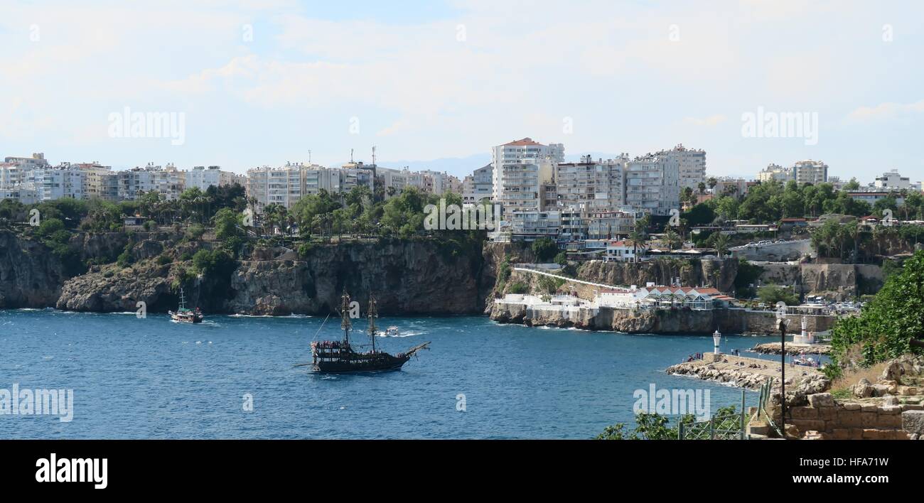 Il Porto di Antalya e le scogliere in Antalyas Oldtown Kaleici, Turchia Foto Stock