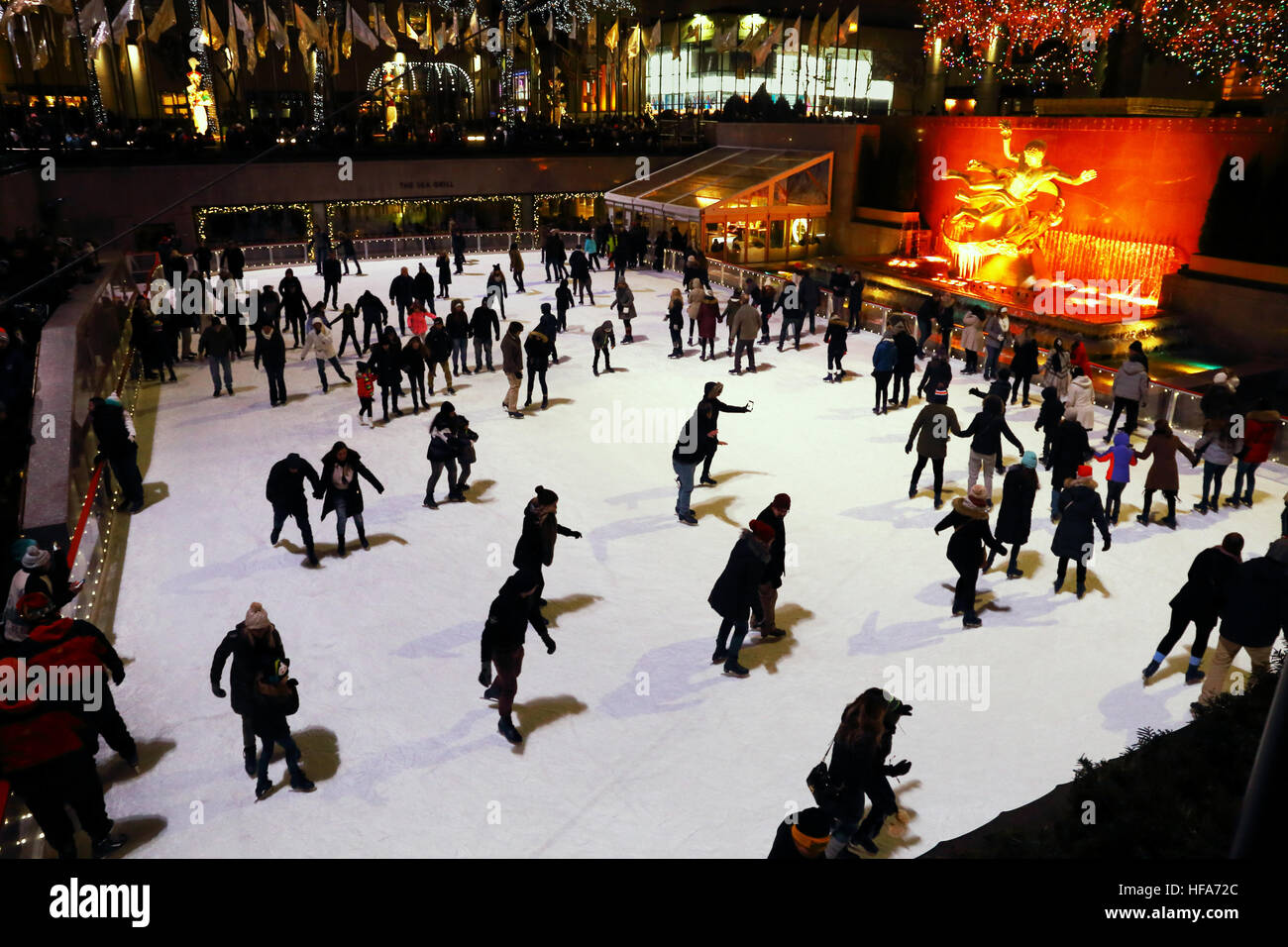 La pista da pattinaggio su ghiaccio, albero di Natale e la statua di Prometeo nel Rockefeller Center di New York City durante le vacanze di Natale. Foto Stock