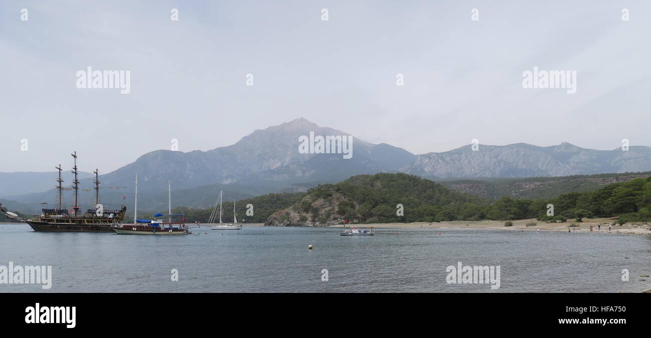 Tahtali Dagi - Olympos - Mountain e le navi a vela, come si vede dalla costa in Tekirova Kemer, Turchia Foto Stock