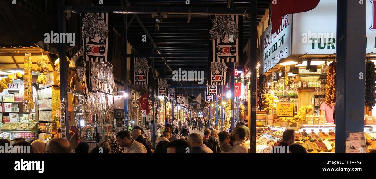 Basar egiziano di Istanbul è uno dei più grandi mercati di spezie, Turchia Foto Stock