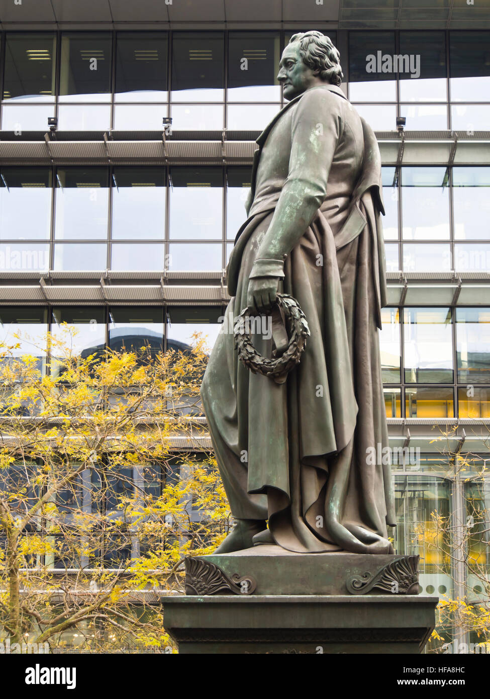 Statua di lo scrittore tedesco Johann Wolfgang von Goethe, Goetheplatz Frankfurt am Main Hesse in Germania la sua casa di città Foto Stock