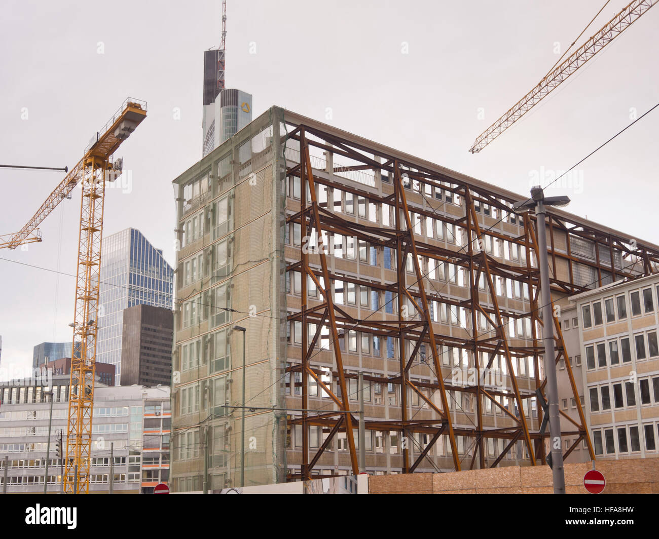 Vecchia facciata di edificio supportato dalla barra di acciaio scheletro, attività di costruzione in Frankfurt am Main Innenstadt, centro finanziario Foto Stock