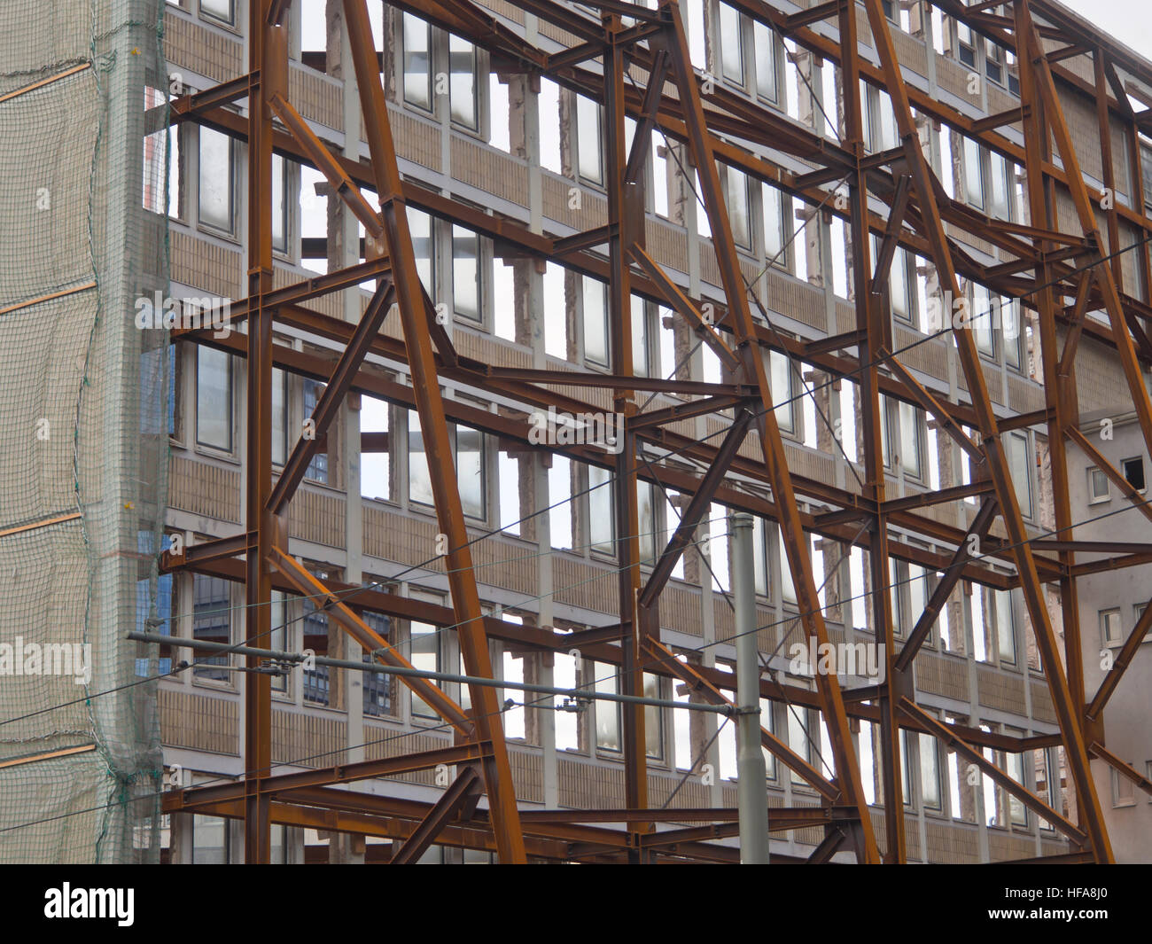 Vecchia facciata di edificio supportato dalla barra di acciaio scheletro, attività di costruzione in Frankfurt am Main Innenstadt, centro finanziario Foto Stock