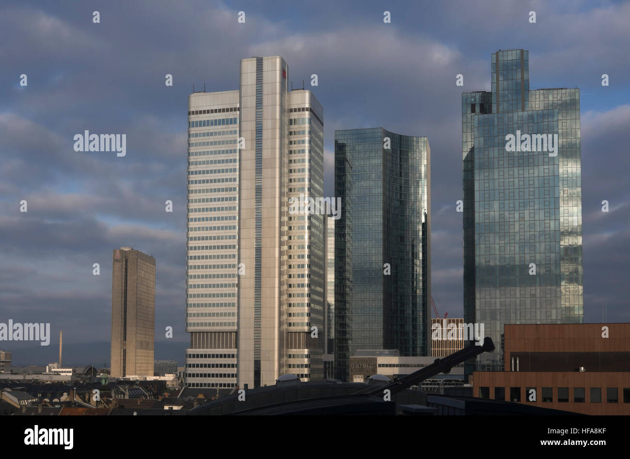 Grattacieli moderni e i tetti del centro finanziario di Francoforte am Main Hessen Germania Foto Stock
