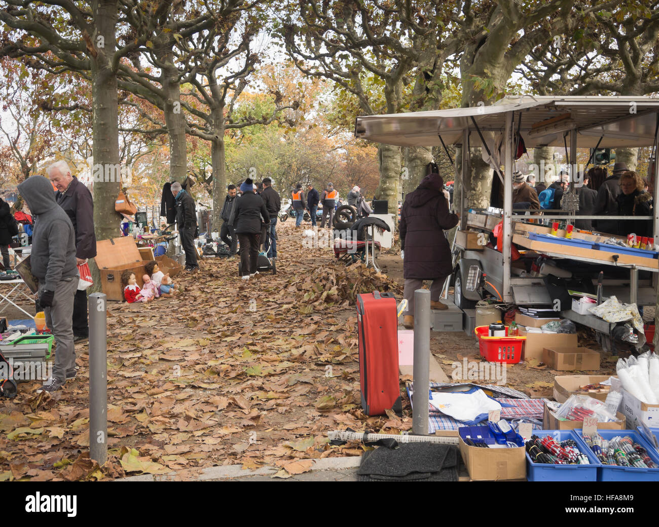 Mercato delle pulci lungo la Museumsufer in Frankfurt am Main Germania, un autunno sabato la folla e una varietà di merci Foto Stock