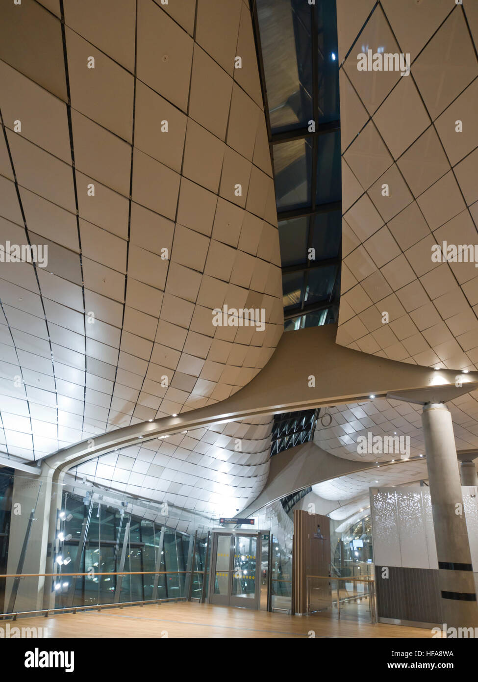 Nuovo terminal dell aeroporto di Oslo Norvegia 2016, interno, vista della sala partenze, moderna architettura norvegese Foto Stock