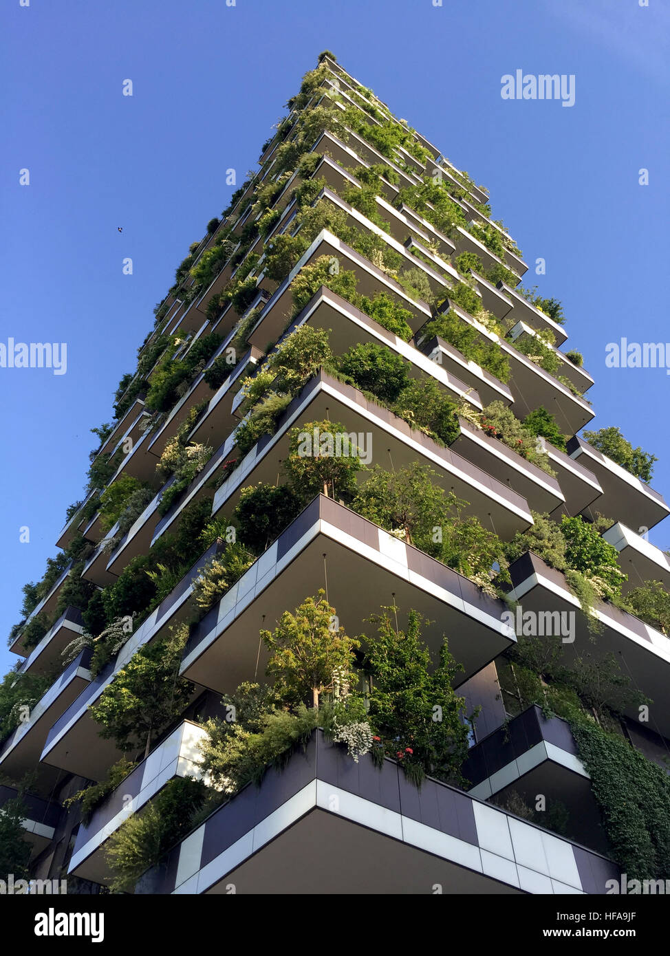 Bosco verticale, Milano, Porta Nuova grattacielo residences, Italia, Aprile 15, 2016. Vista dai balconi e dalle terrazze Foto Stock