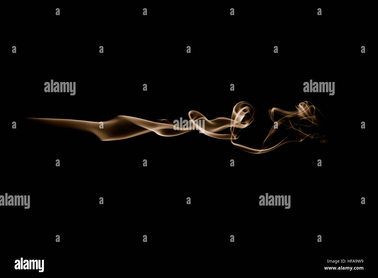 Golden onda fumo isolato su bianco. Fumo Golden trail isolato su bianco. Onda orizzontale. Foto Stock