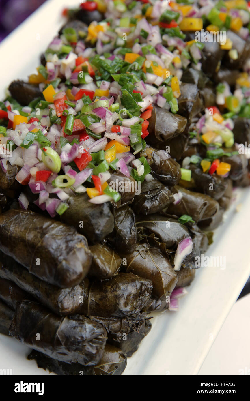 Close-up di Sarma (anche warak enab o Dolma)- foglie di vite avvolti attorno a un ripieno di riso e carne tritata Foto Stock