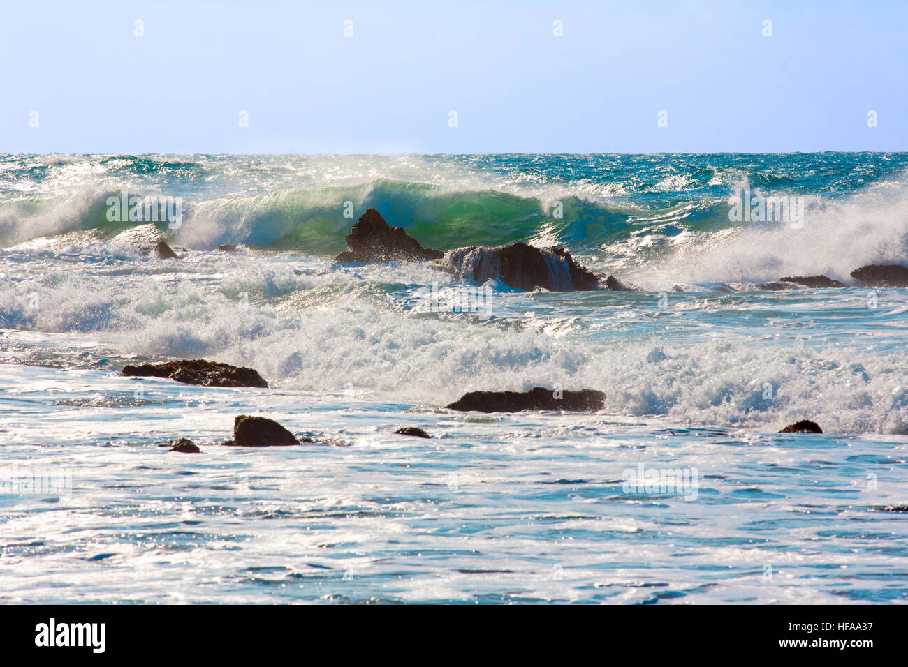 Le onde del mare che lambisce le rocce. Fotografato a Jaffa Foto Stock