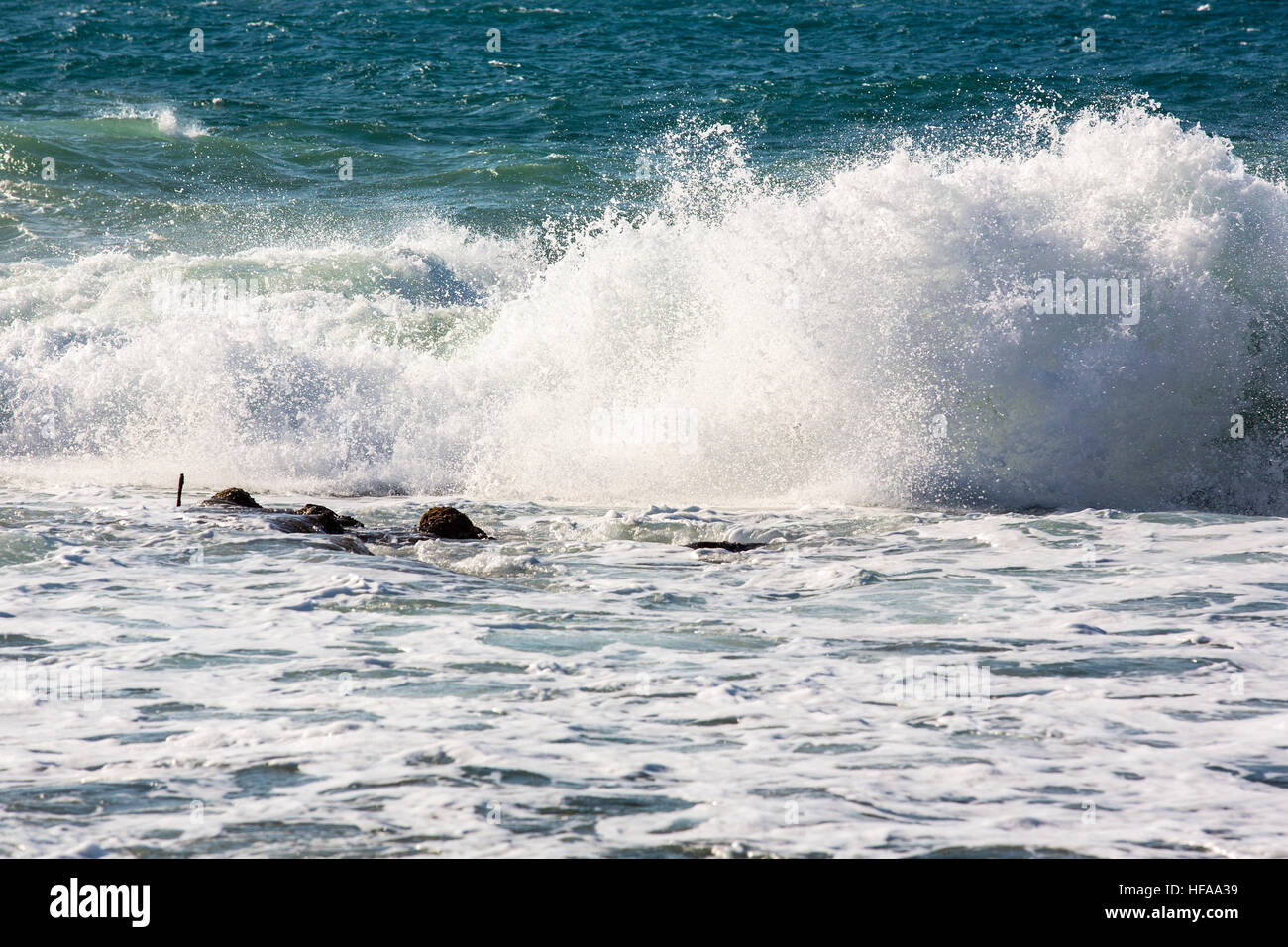 Le onde del mare che lambisce le rocce. Fotografato a Jaffa Foto Stock