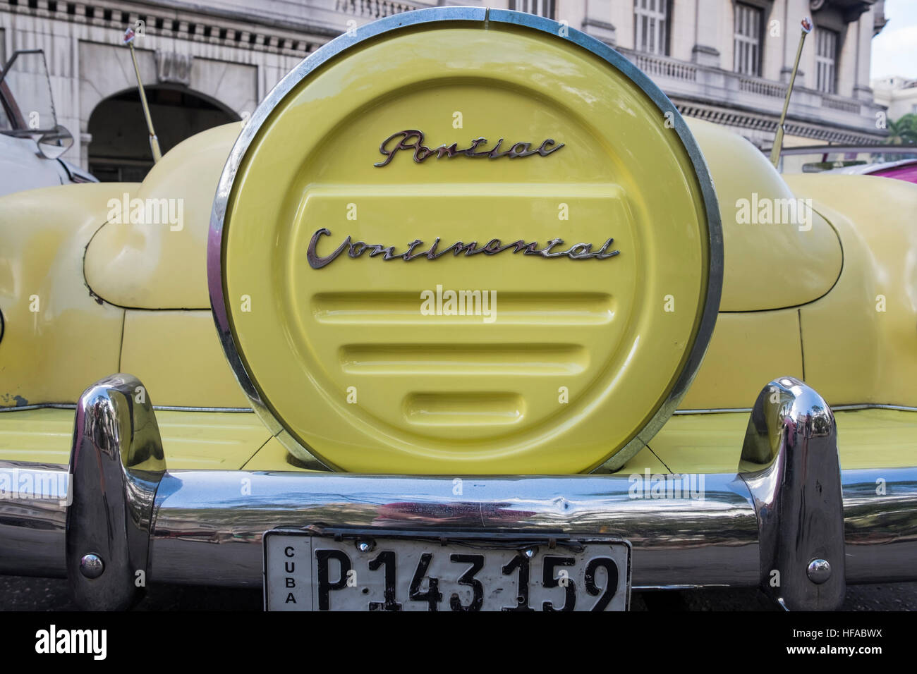 Ruota di scorta e il supporto del monogramma, anni cinquanta classic american Pontiac auto continentale, La Havana, Cuba. Foto Stock