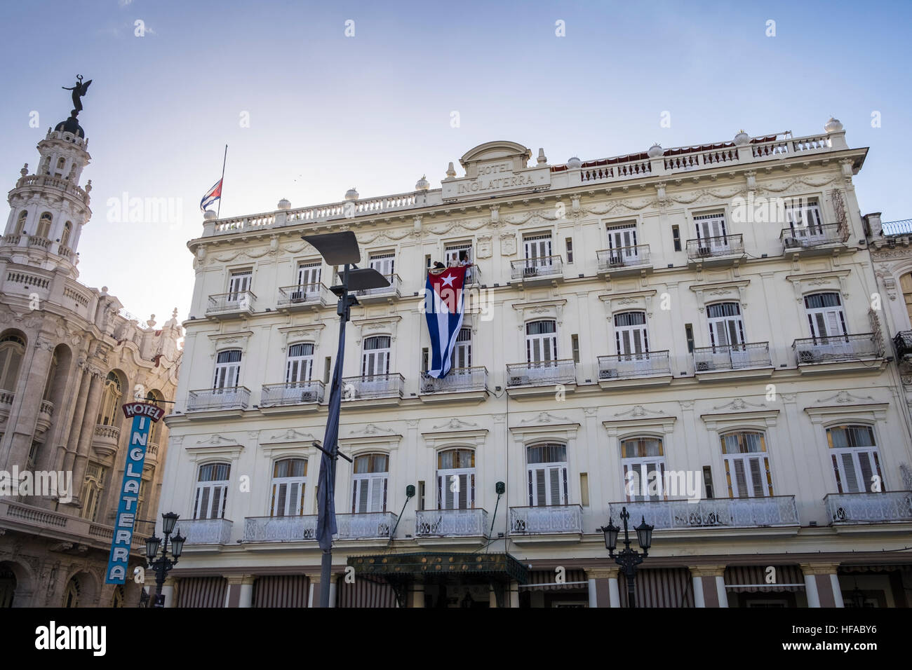 Appendere un gigante bandiera cubana sulla parte anteriore dell'Hotel Inglaterra il giorno Fidel Castri e fortezze della morte è stato annunciato, La Havana, Cuba. Foto Stock