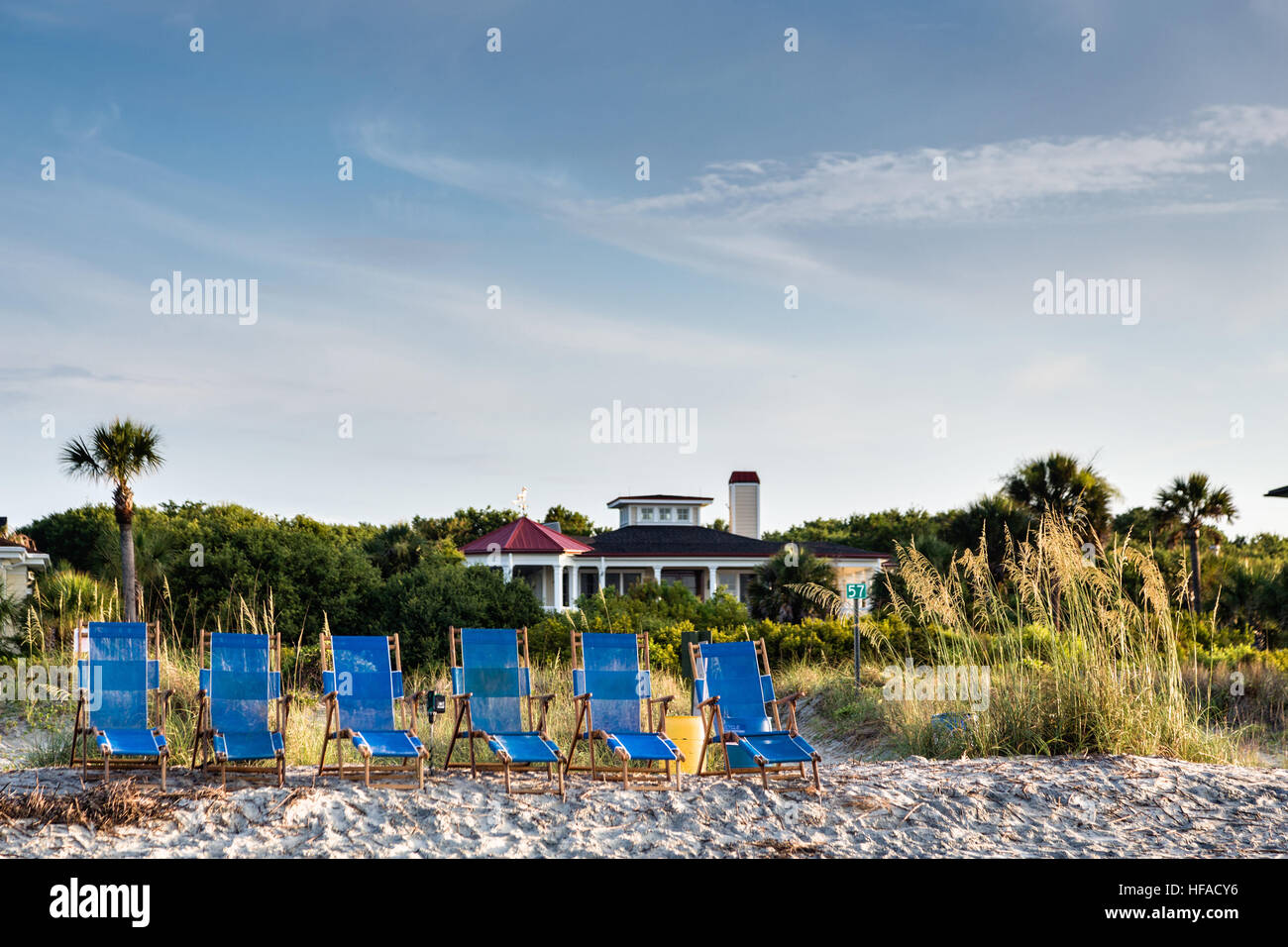 Sedie da spiaggia pronti per i turisti a Isle of Palms a Wild Dunes Resort vicino a Charleston, Carolina del Sud. Foto Stock