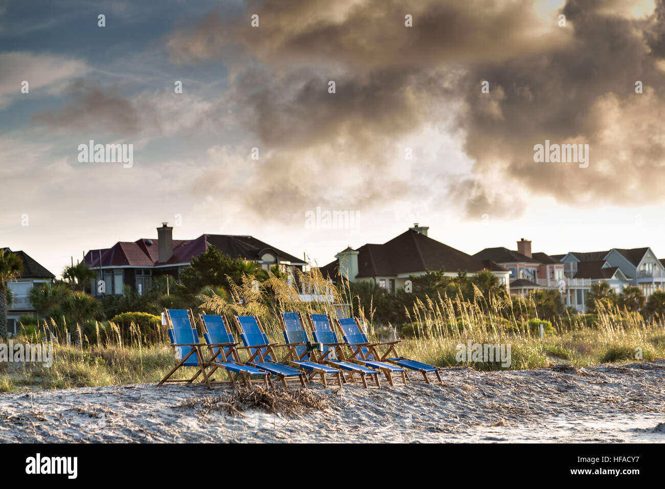 Sedie da spiaggia pronti per i turisti a Isle of Palms a Wild Dunes Resort vicino a Charleston, Carolina del Sud. Foto Stock