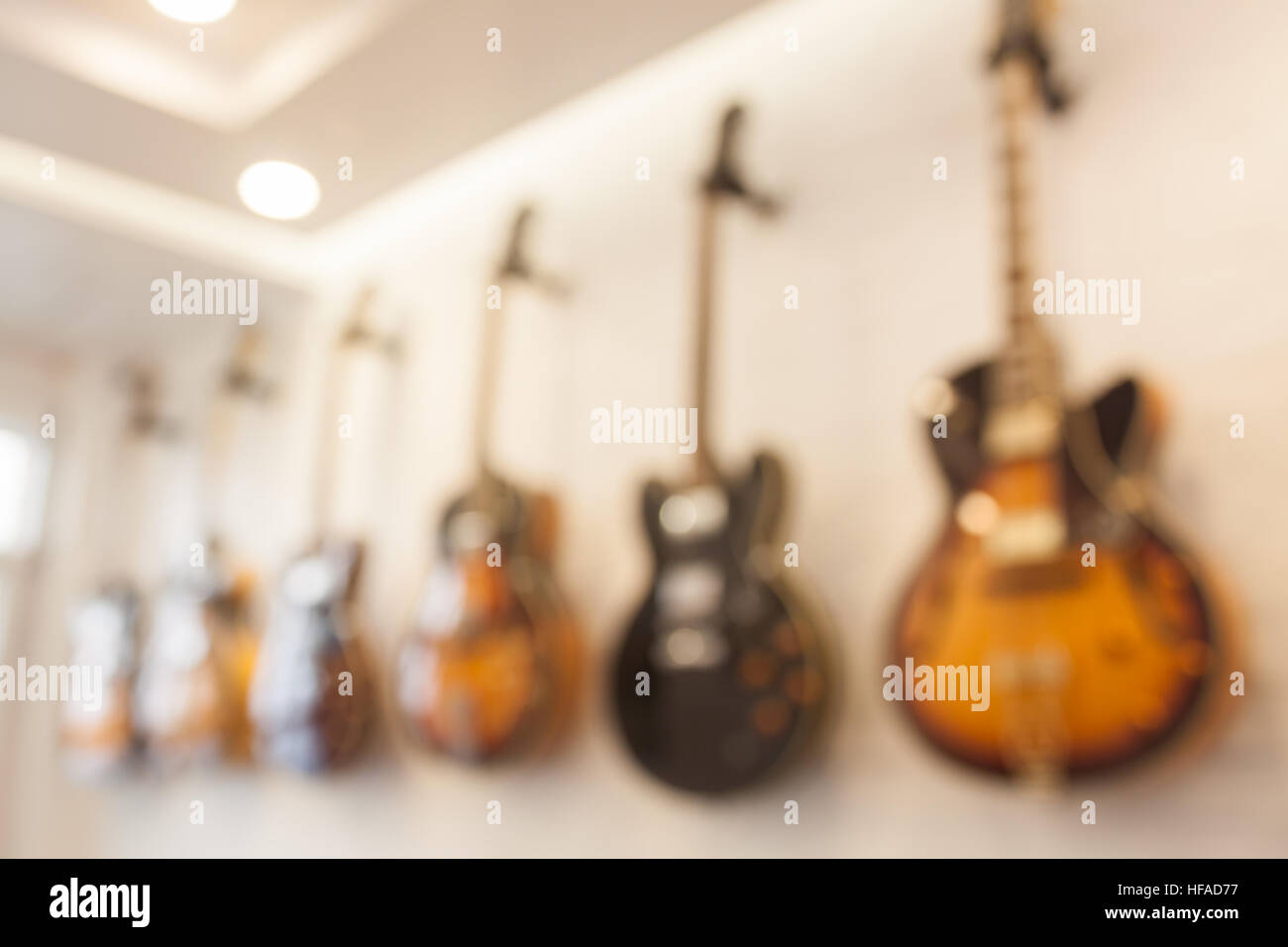Sfocatura dello sfondo astratto con chitarre appesa sul muro bianco, stock photo Foto Stock