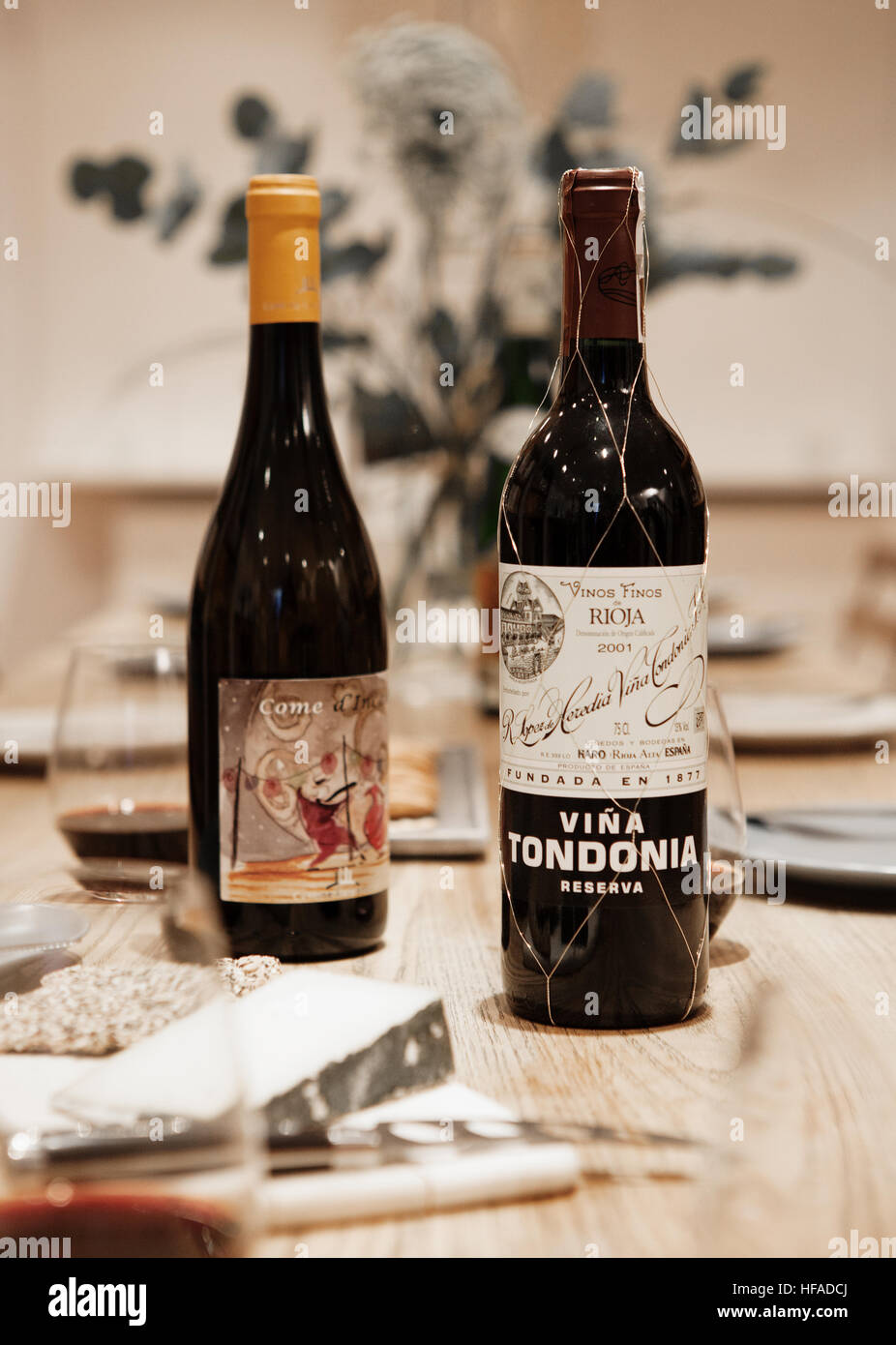 La qualità del vino e formaggio su un tavolo per la cena Foto Stock