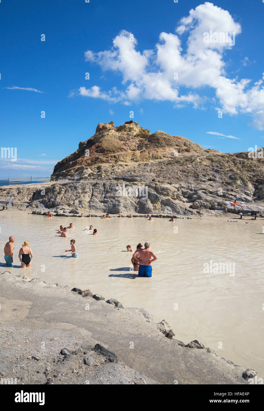 Bagnanti godendo i benefici terapeutici del fango vulcanico nella primavera calda piscina, isola di Vulcano, Isole Eolie, in Sicilia, Foto Stock