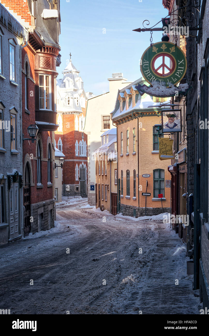 Una strada laterale nella parte vecchia di Quebec City in inverno Foto Stock