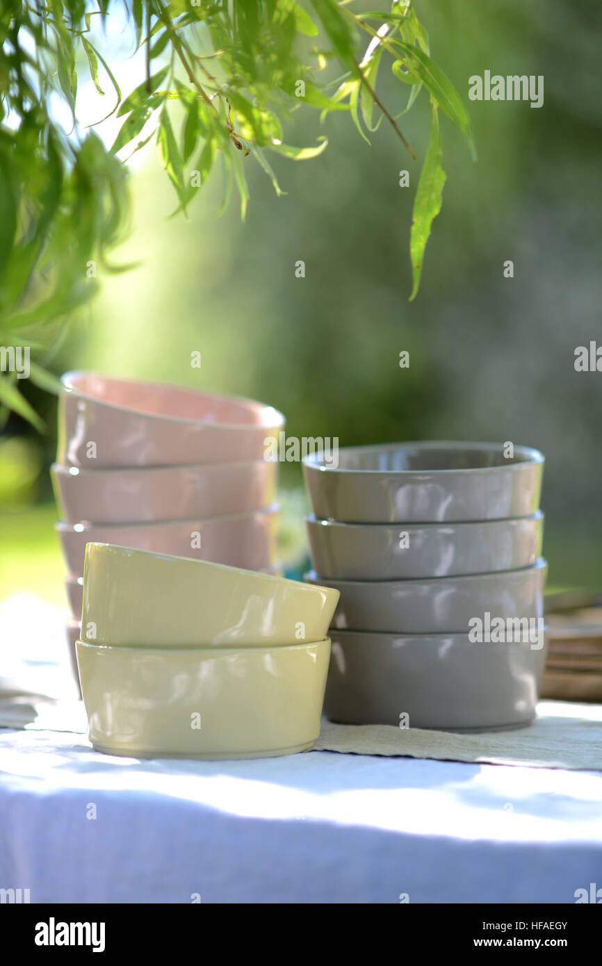 Cene alfresco, tabella impostata per un pasto serale al di fuori Foto Stock