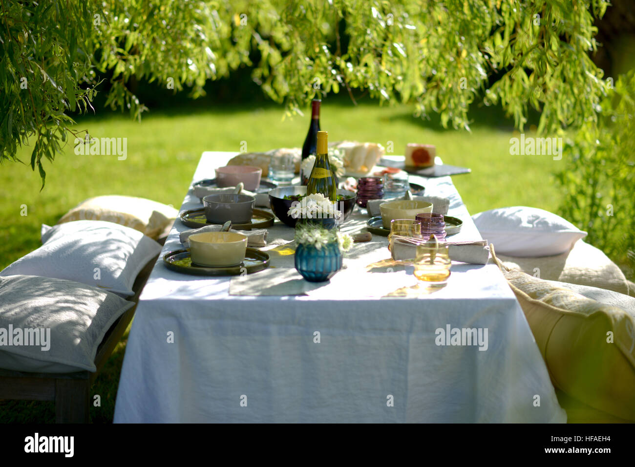 Cene alfresco, tabella impostata per un pasto serale al di fuori Foto Stock