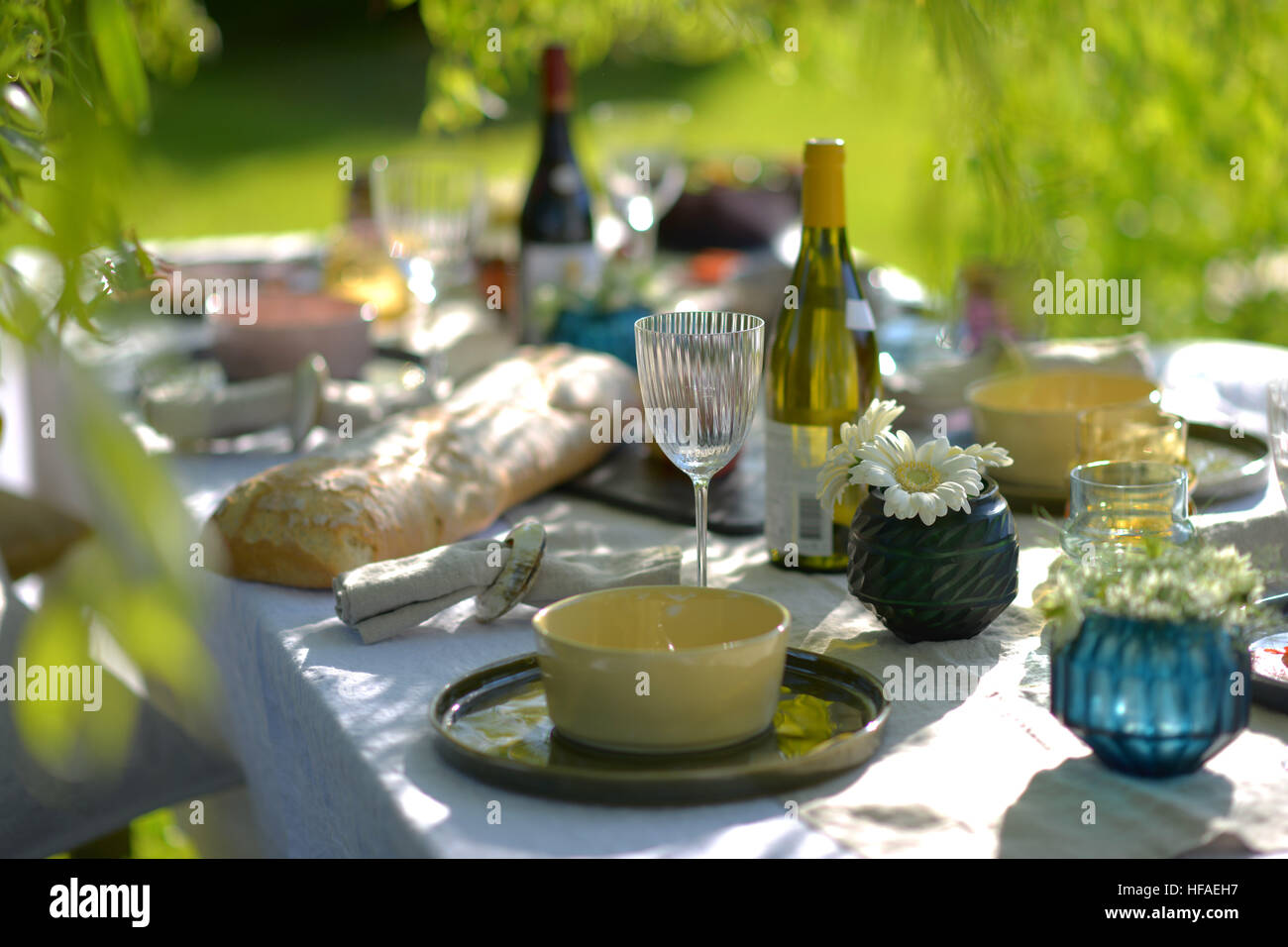 Cene alfresco, tabella impostata per un pasto serale al di fuori Foto Stock