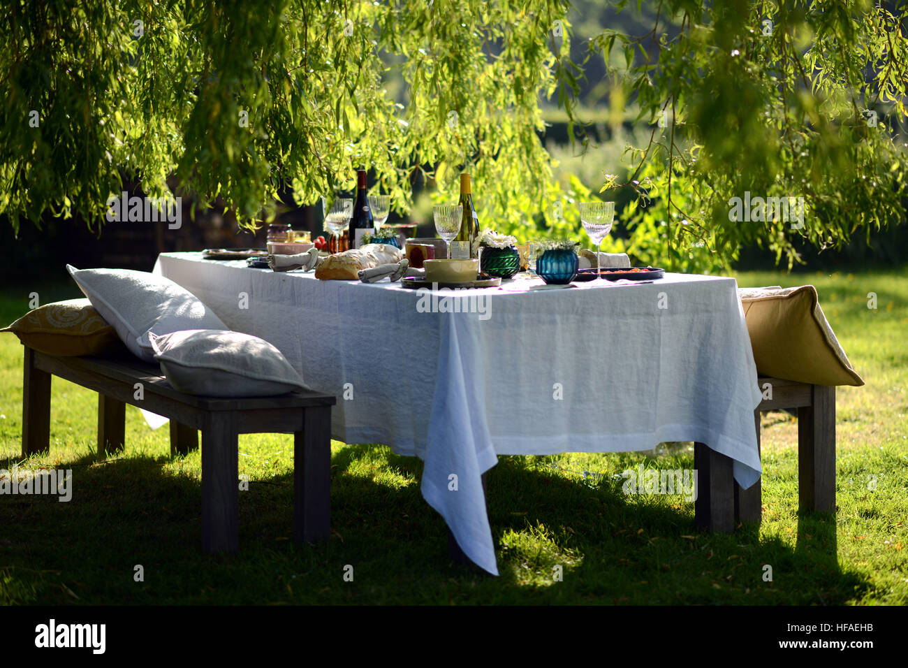 Cene alfresco, tabella impostata per un pasto serale al di fuori Foto Stock