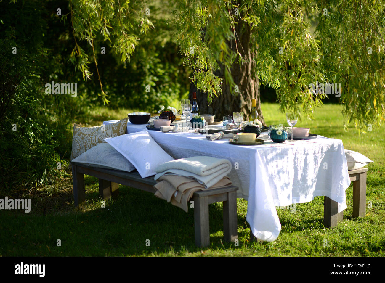 Cene alfresco, tabella impostata per un pasto serale al di fuori Foto Stock